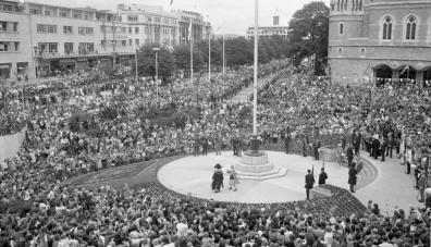 Queen Elizabeth visits Plymouth